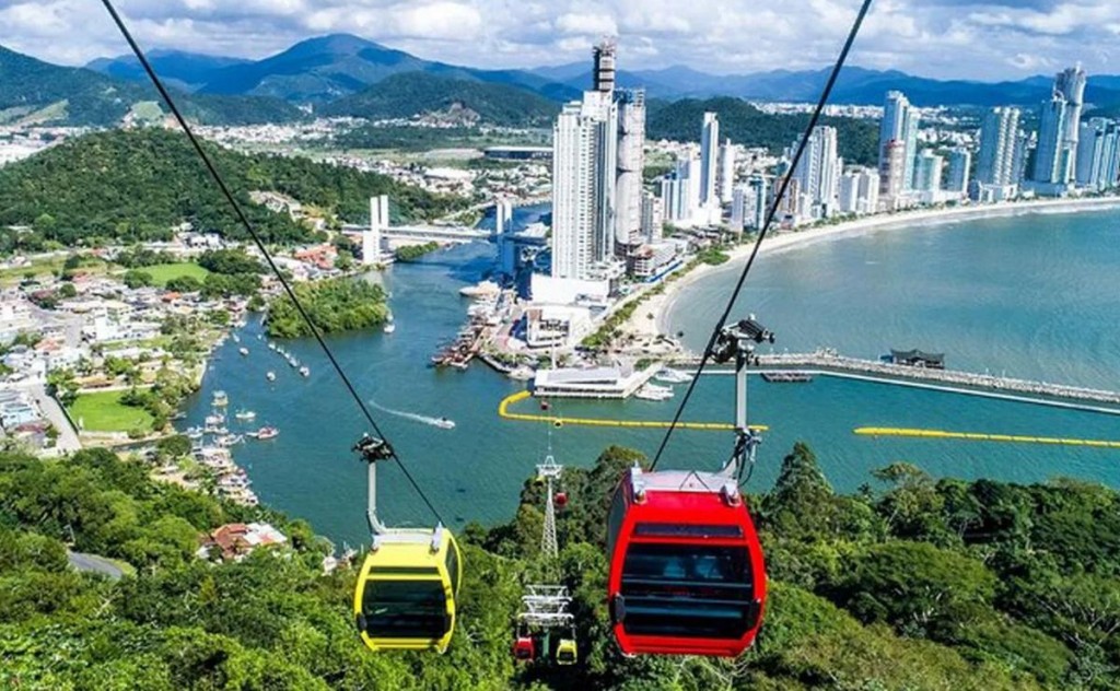 Alertan por un brote de gastroenterocolitis en playas de Brasil