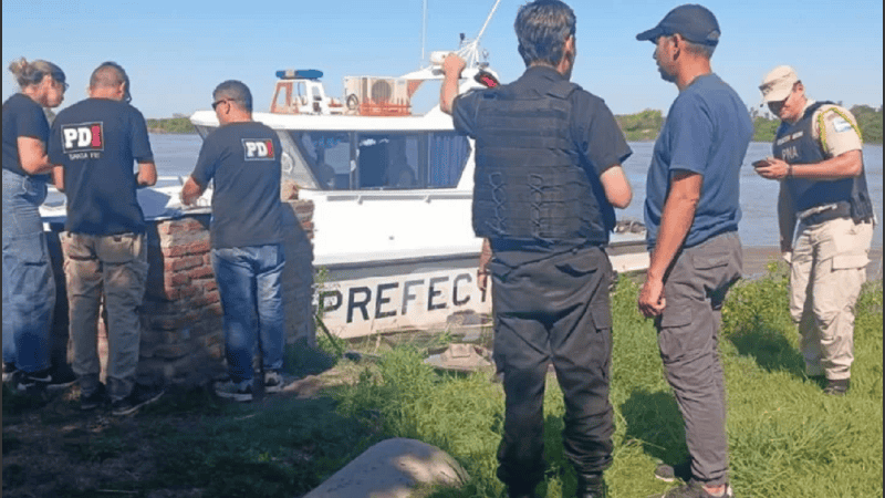 Extraño hallazgo en el río Coronda: un bote viajaba a la deriva con dos hombres muertos