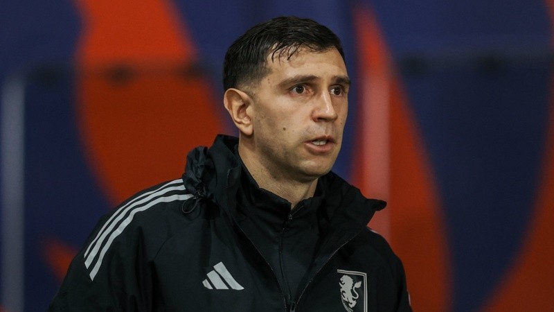 Preocupación por el Dibu Martínez: pidió el cambio por una lesión en la Premier League