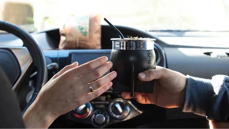 Mate al volante: en qué provincias está prohibido y puede costar una multa
