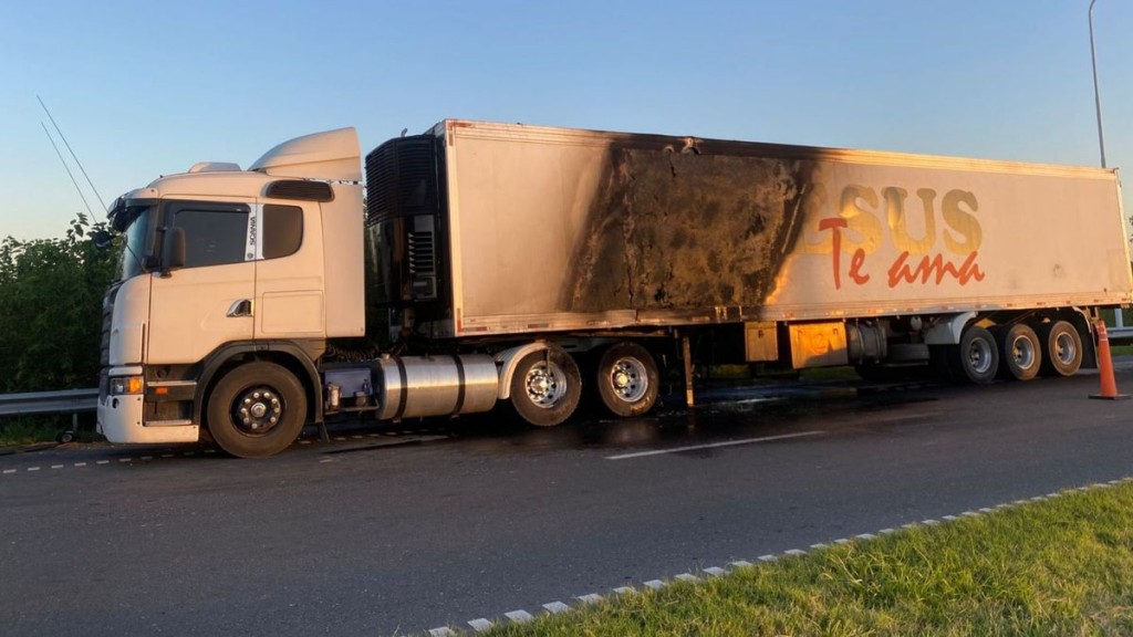 Se incendió un camión en la autopista Santa Fe-Rosario