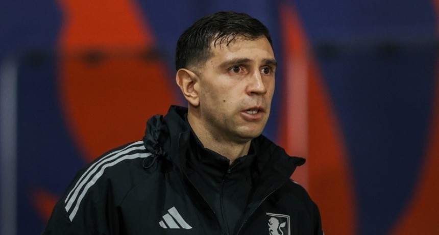 Preocupación por el Dibu Martínez: pidió el cambio por una lesión en la Premier League