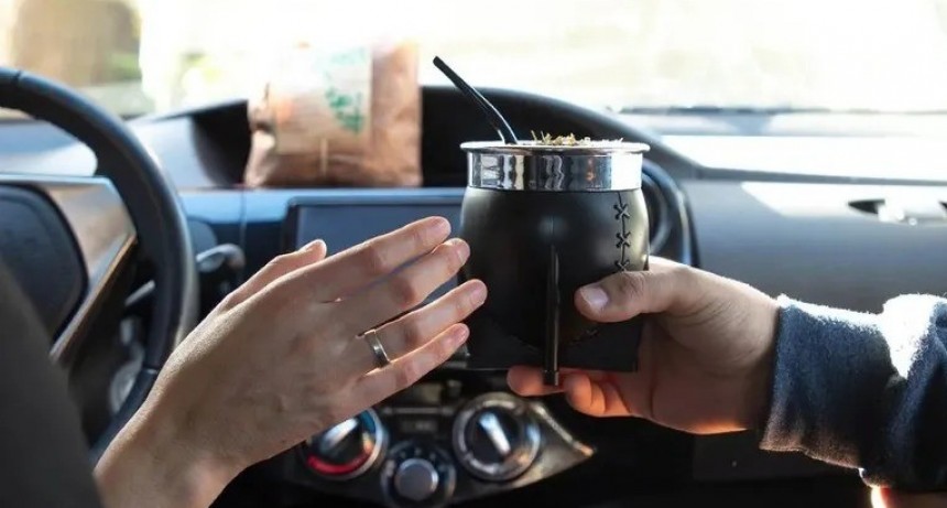 Mate al volante: en qué provincias está prohibido y puede costar una multa