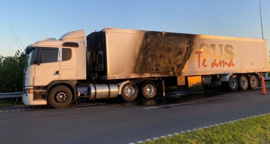 Se incendió un camión en la autopista Santa Fe-Rosario