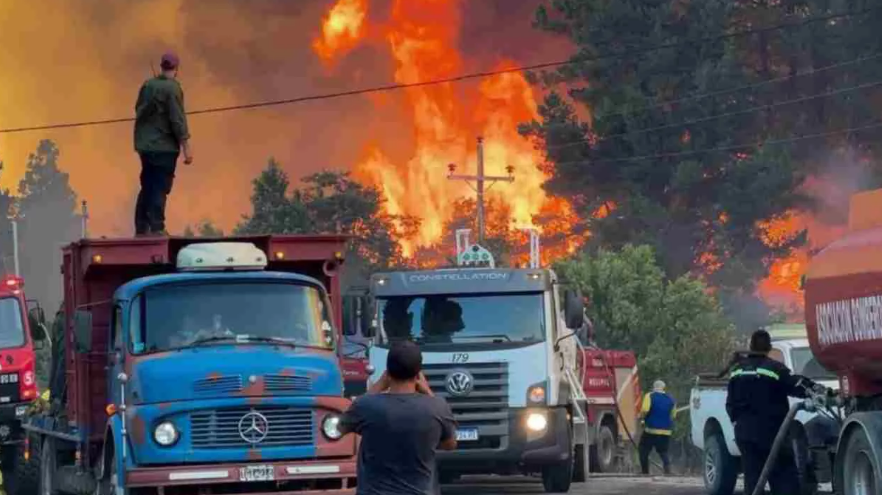 Incendio en El Bolsón: el fuego avanza y evacúan 700 casas