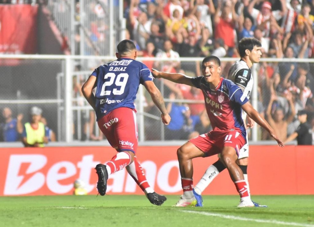 Unión no tuvo piedad del Lobo: lo goleó 4 a 0 con gran actuación