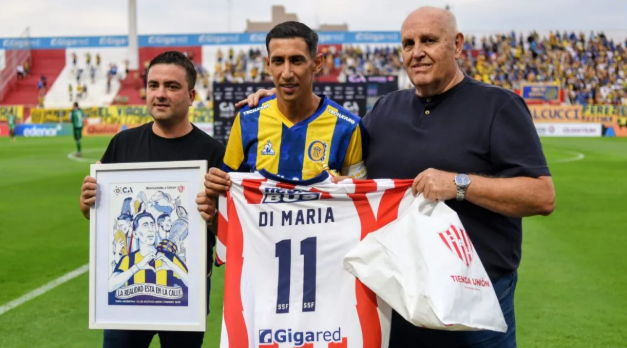 Ángel Di María fue homenajeado en el estadio 15 de Abril