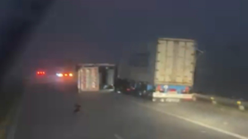 Fuerte temporal en la región con vuelco de camiones: se mantiene el corte en autopista a Córdoba