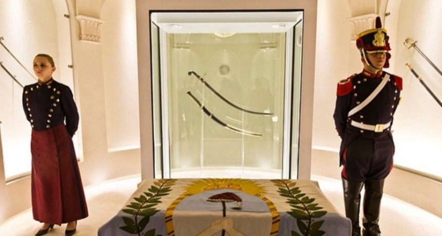 Escala la polémica por el traslado del sable corvo de San Martín: renunció la directora del Museo Histórico Nacional y piden declararlo de interés público