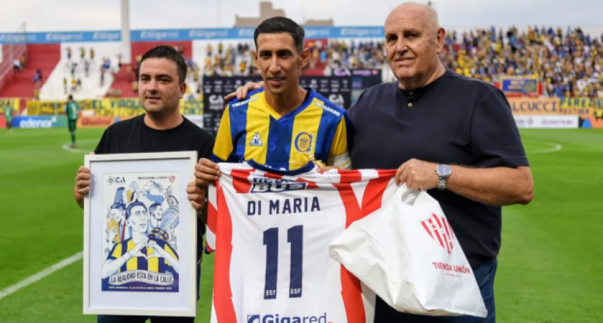 Ángel Di María fue homenajeado en el estadio 15 de Abril