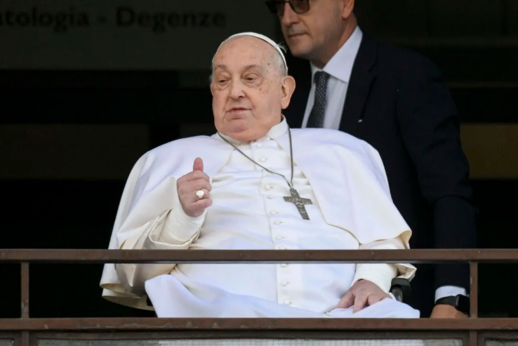 El Papa Francisco reapareció en público, saludó a los fieles y fue dado de alta