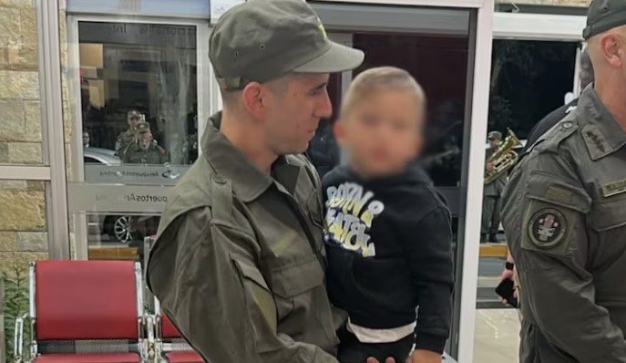 Nahuel Gallo llegó a Argentina y fue recibido por su esposa e hijo