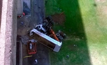 Cayó un camión desde el puente Zárate-Brazo Largo
