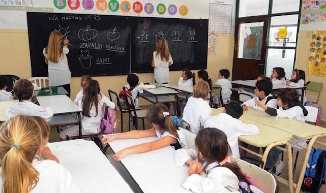 Provincia anunció bono mensual para docentes que no falten a su trabajo