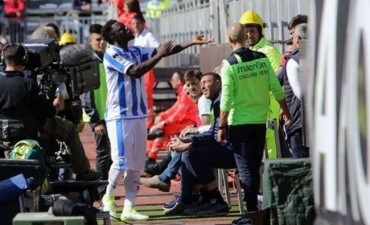 Italia: pidió detener el partido por cánticos racistas, pero el árbitro lo amonestó