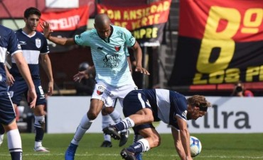 Regalitos de siesta entre Colón y Gimnasia le dio la victoria al Lobo