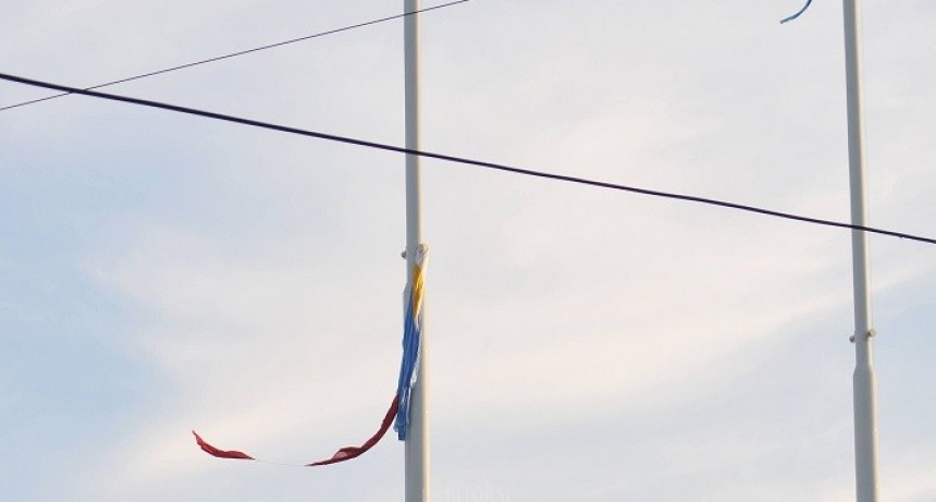 Las banderas de la renovada Plaza 25 de Mayo se deshilacharon en tres dÃas