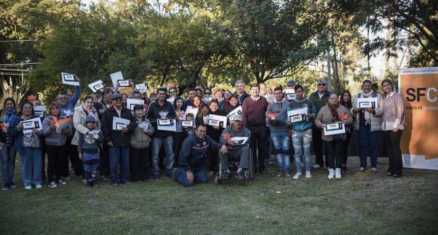 El Municipio les entregó a 37 familias santafesinas las escrituras de sus viviendas