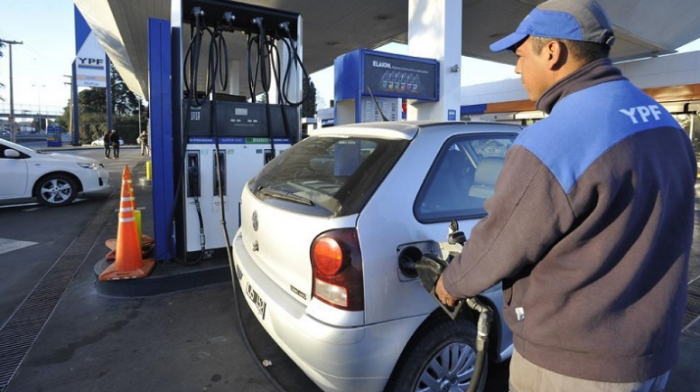 YPF oficializó la baja de sus combustibles: cuánto cuesta llenar el tanque en Santa Fe