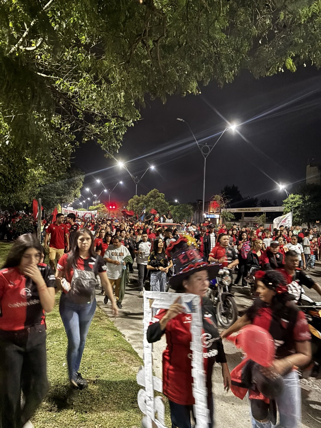 Multitudinaria caravana rojinegra por su 120° aniversario