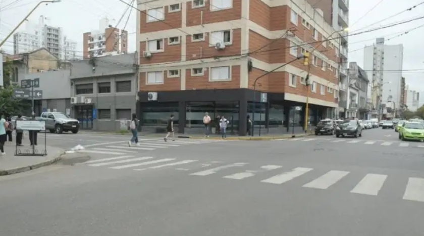 Piden habilitar el giro a la derecha en Suipacha y Tucumán para descomprimir el tránsito en el centro
