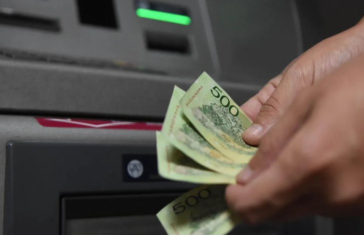 Actualizaron los límites de retiro en cajeros automáticos: cuánto permite cada banco
