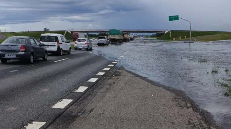 Siguen los cortes en la autopista Rosario-Buenos Aires: qué caminos alternativos hay para llegar a Caba