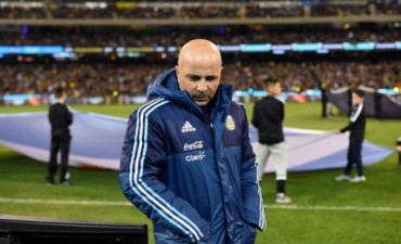Sólo dos defensores en el equipo de Sampaoli