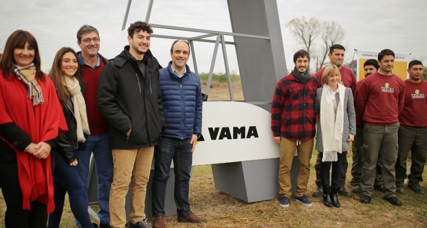 Corral encabezó el acto de compraventa para VAMA Industria Publicitaria