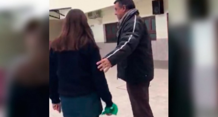 Un cura le prohibió usar el pañuelo verde a una alumna