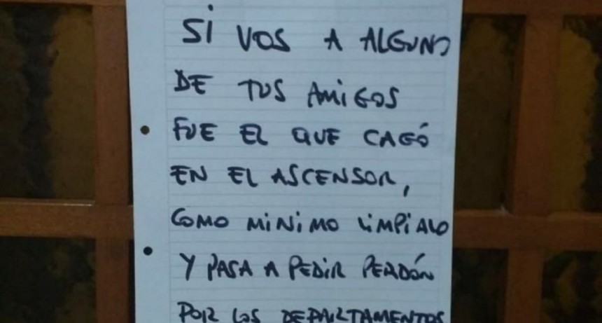 No se pudo aguantar y lo hizo en el ascensor
