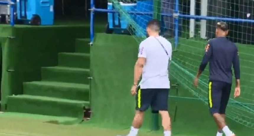 Neymar debió abandonar la práctica por lesión