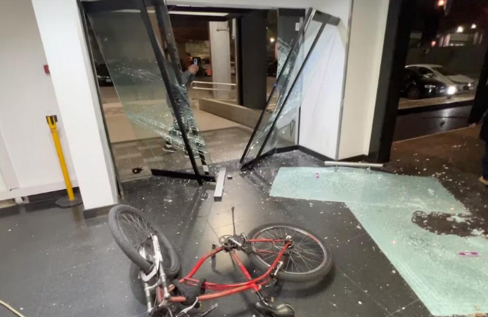 Militantes K atacaron estudios de TN y El Trece: autos, bicis y vidrios rotos