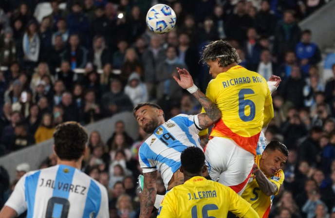 Con uno menos, Argentina reaccionó y empató ante Colombia en el “Monumental