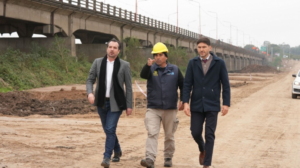 Puente Santa Fe-Santo Tomé: Pullaro inspeccionó la finalización del movimiento de suelo y ahora viene la colocación de los pilotes
