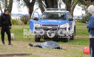 Un muerto junto a la Alfombra Mágica