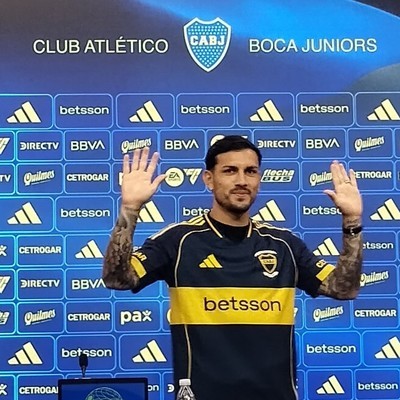 Ante una multitud de hinchas de Boca, Paredes fue presentado en La Bombonera