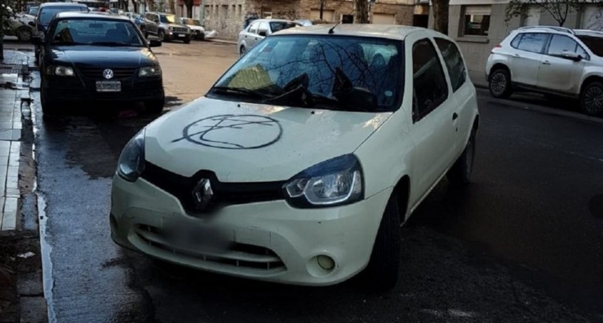 Cansado de que le tapen su garage, descargó su bronca contra un auto con aerosol