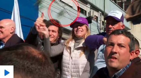 Atacaron con piedras a la caravana de Javier y Karina Milei en Lomas de Zamora: la custodia se llevó al presidente y Espert escapó en moto