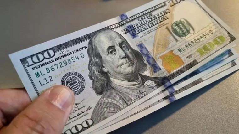 Impacto electoral: el dólar oficial saltó $45 y cerró por encima de los $1.400