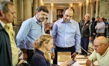 Programa +Simple: Comenzó la entrega de tablets a adultos mayores