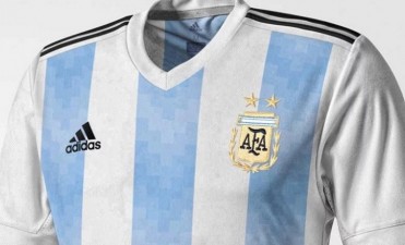Se filtraron más imágenes de la posible camiseta de Argentina para el Mundial