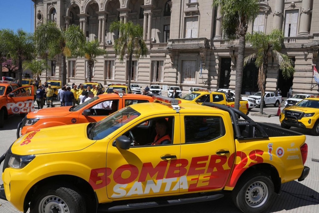 Entregaron camionetas y equipamiento para combatir incendios