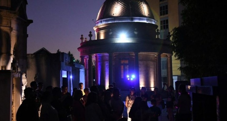 El Cementerio Municipal se abre de noche para vivir la cultura