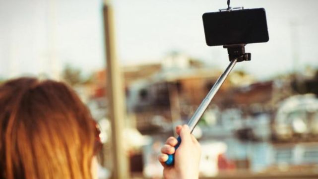 Posaba para una selfie y murió al caer desde el tercer piso de un shopping