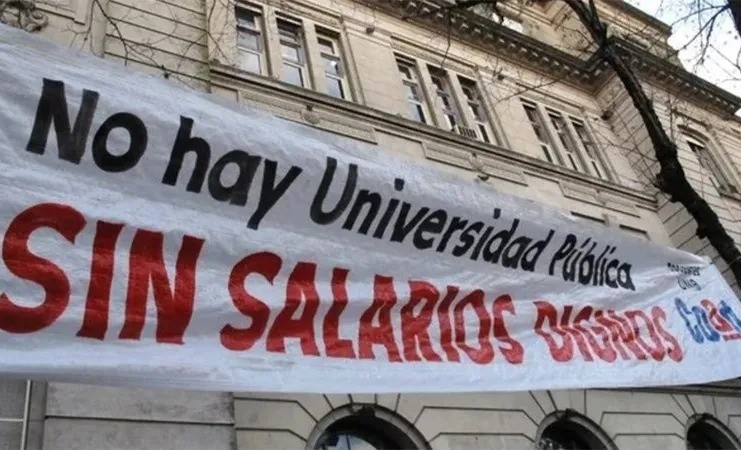 Docentes universitarios iniciaron un paro de 72 horas por salarios y financiamiento