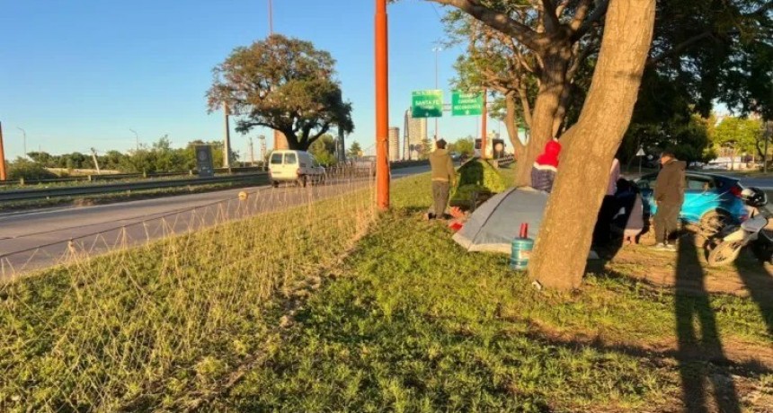 Pescadores protestaron en el ingreso a Santa Fe, hoy se reúnen con gob