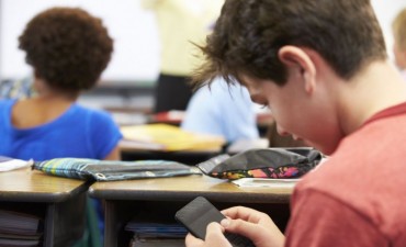 Prohibieron el uso de celulares en las escuelas de Francia