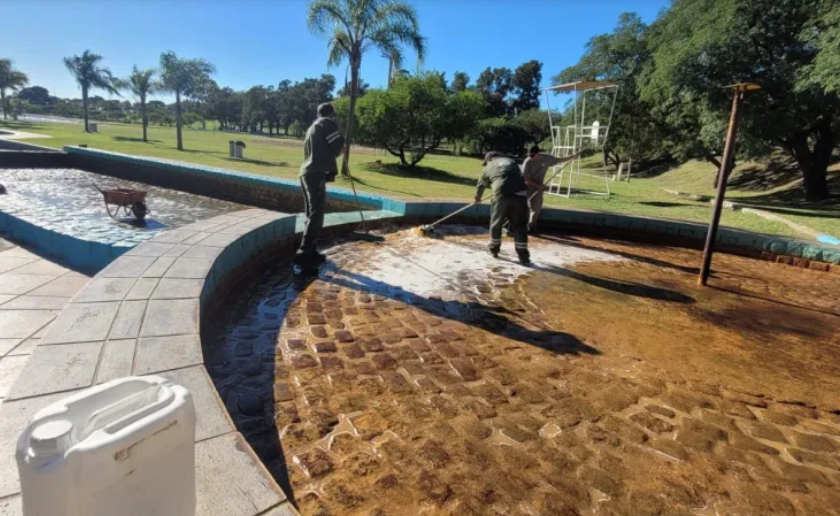 Realizaron una limpieza en los piletones del Parque del Sur