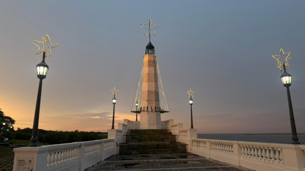 Con nueva estructura y luces, la ciudad luce su nuevo árbol de Navidad